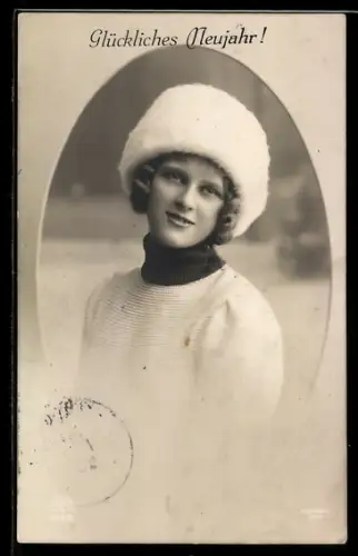 Foto-AK R & K / L: 4385/3, Neujahr, Frau mit weisser Pelzmütze