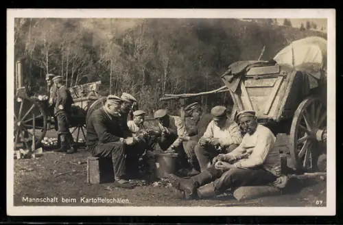 AK Mannschaftssoldaten beim Kartoffelschälen