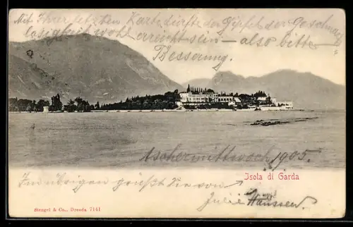 AK Isola di Garda, Veduta panoramica dell`isola con edifici storici sullo sfondo del lago e delle montagne