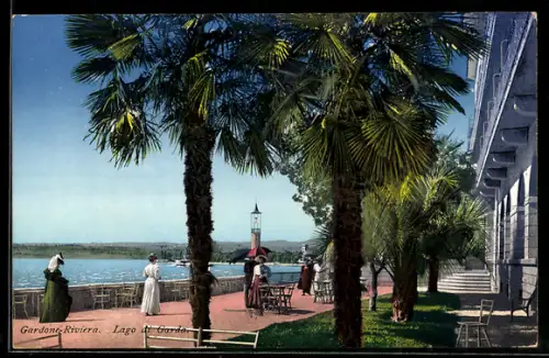 AK Gardone Riviera /Lago di Garda, Passeggiata con palme e vista sul lago
