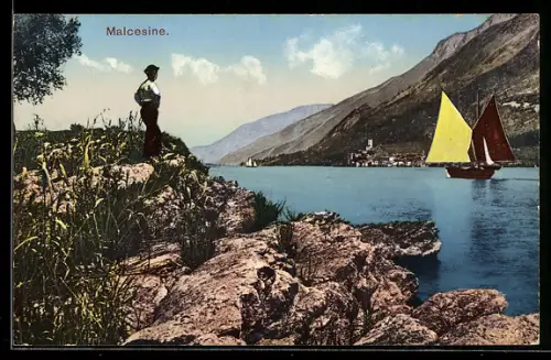 AK Malcesine, Uomo su una roccia con vista sul lago e barche a vela