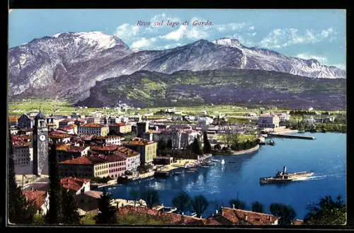 AK Riva /Lago di Garda, Veduta panoramica con montagna e battello sul lago