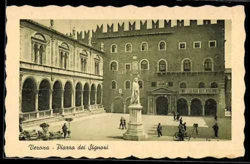 AK Verona, Piazza dei Signori con statua e persone in bicicletta