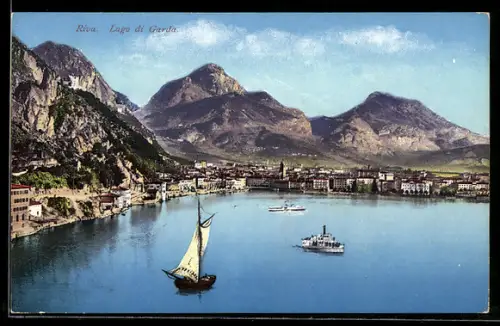AK Riva /Lago di Garda, Vista del lago con barca a vela e battello