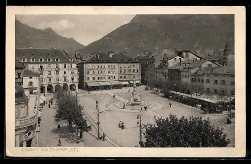 AK Bozen, Waltherplatz mit Brunnen und umliegenden Gebäuden