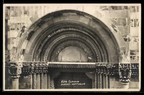 AK Genova, Duomo, Dettaglio del portale decorato