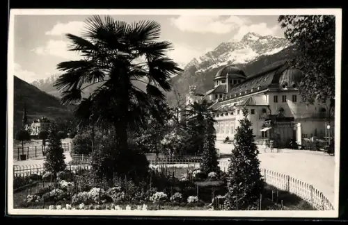 AK Merano, Veduta del Kurhaus con giardino e montagne sullo sfondo