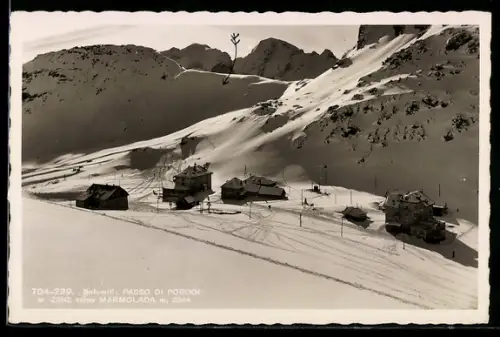 AK Passo Pordoi, Veduta invernale con rifugi e montagne innevate