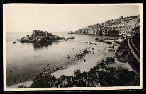 AK Taormina, Vista della costa con spiaggia e scogliere