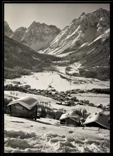 AK Moso /Sesto, Veduta invernale delle Dolomiti innevate con baite e villaggio nella valle