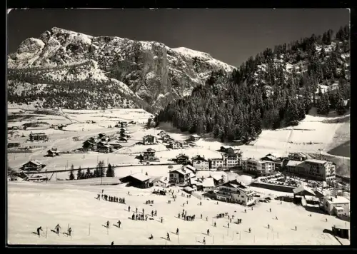 AK Selva /Wolkenstein, Vista invernale con sciatori e montagne innevate