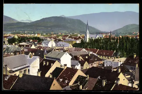 AK Villach, Dachlandschaft mit Kirchturm und Bergen
