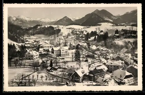 AK Bad Aussee /Salzkammergut, Panorama mit verschneiter Ortsansicht und Bergen