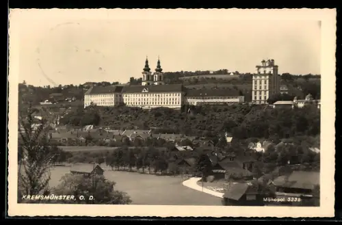 AK Kremsmünster /O. D., Stiftsanlage mit Kirche aus der Vogelschau