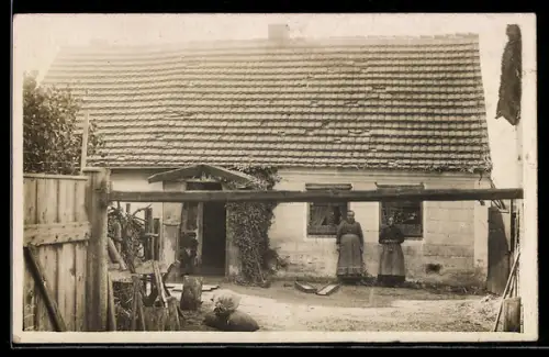 Foto-AK Tempelfelde, Zwei Frauen vor ihrem Haus