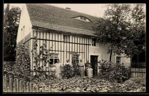 Foto-AK Seerhausen /Riesa, Familie im Garten vor ihrem Haus
