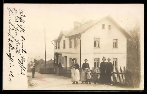 AK Thürmsdorf, Familie vor einem Wohnhaus
