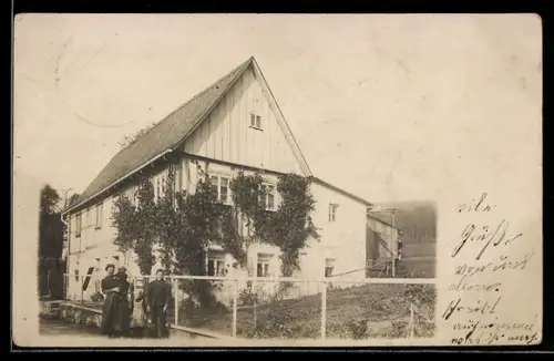 Foto-AK Thürmsdorf, Familie vor einem Wohnhaus