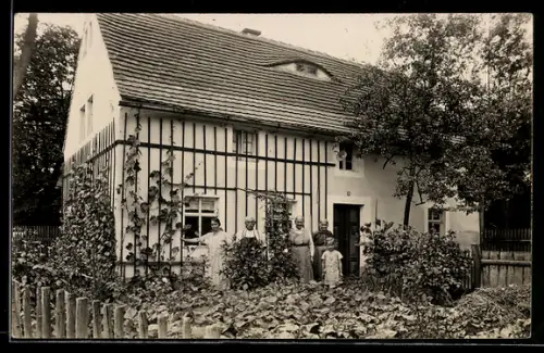 Foto-AK Seerhausen /Riesa, Familie in ihrem Garten