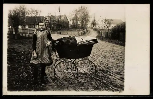 Foto-AK Bulleritz, Mädchen mit Kinderwagen 1913