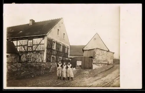 Foto-AK Helbigsdorf /Freital, Drei junge Frauen vor einem Gehöft