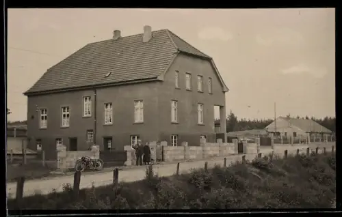 Foto-AK Weisel /Rhein, Mehrstöckiges Wohnhaus