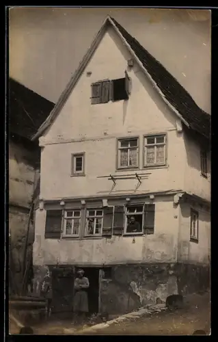 Foto-AK Enzweihingen, Paar bei ihrem Wohnhaus