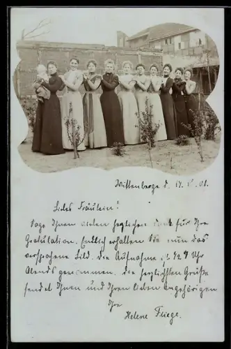 Foto-AK Wittenberge /Elbe, Frauenriege im Altstadthof Fliege
