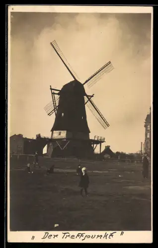 Foto-AK Hamburg-St. Pauli, Heiligengeistfeld, Kinder vor der Windmühle