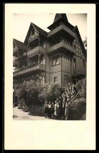Foto-AK Wernigerode, Kurhotel Sennhütte 1948, Gruppenfoto am Haus
