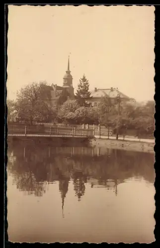 Foto-AK Reichenberg /Moritzburg, Blick zur Kirche mit Spiegelung im Wasser