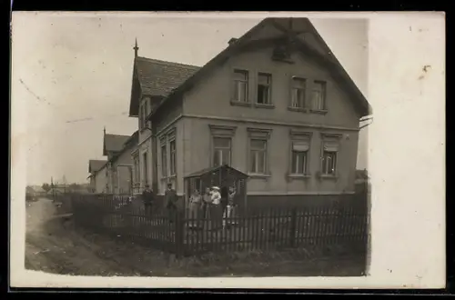 Foto-AK Leutersdorf /Oberlausitz, Reihenhaus Familie Klinger