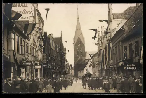 Foto-AK Flensburg, Grosse Strasse mit St. Marien Kirche, Restaurant zur Börse