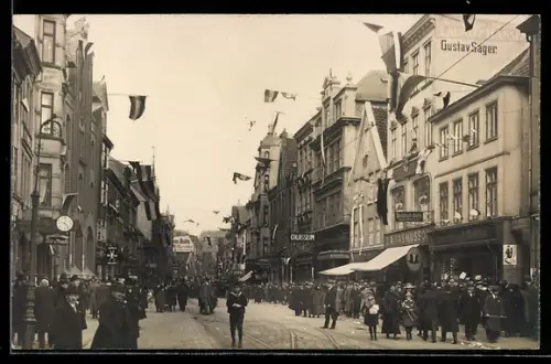Foto-AK Flensburg, Grosse Strasse mit Restaurant zur Traube, Löwenapotheke