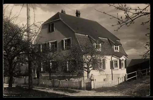 Foto-AK Bittenfeld, Mehrstöckiges Wohnhaus im Ort