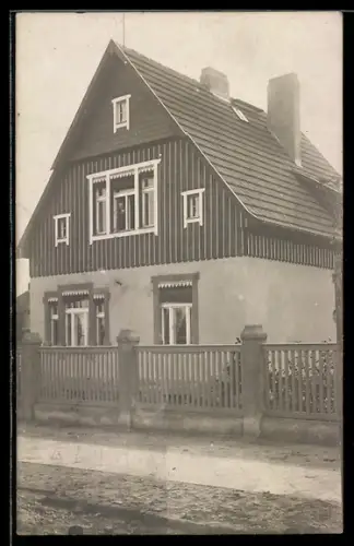Foto-AK Hoppegarten b. Berlin, Wohnhaus mit Mann im Fenster