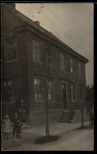 Foto-AK Wermelskirchen, Haus in der Strasse Ostringhausen 3 früher 16, Kinder vor dem Haus