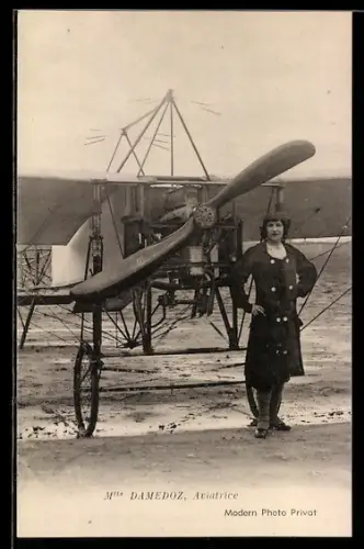 AK Mlle Demedoz, Aviatrice, Französische Pilotin neben ihrem Flugzeug