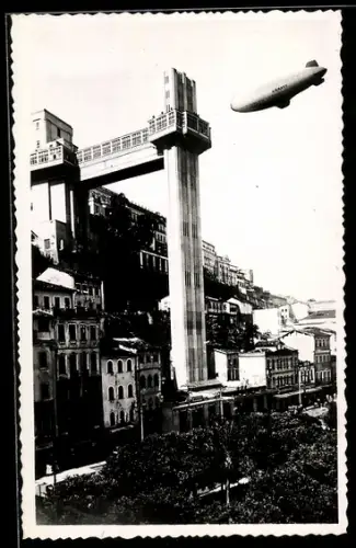Foto-AK Salvador /Bahia, US-Navy Zeppelin-Luftschiff im Fluge über der Stadt