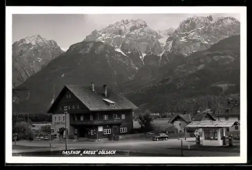 AK Dölsach /Osttirol, Gasthof Kreuz mit Tankstelle und Garage vor dem Bergpanorama