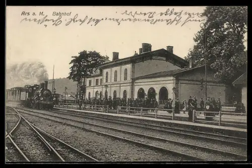 AK Ars a. M., Bahnhof mit einfahrendem Zug