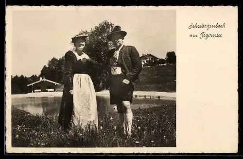 AK Schwärzenbach /Tegernsee, Paar in Trachten auf Wiese