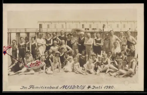 Foto-AK Misdroy, Gruppe in Badeanzügen am Strand 1920