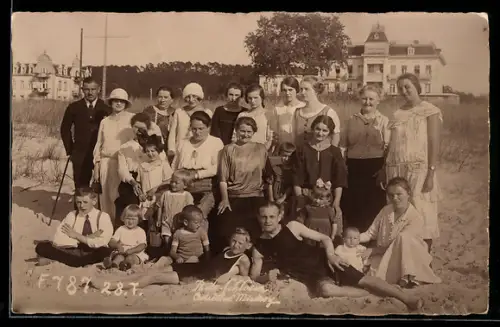 Foto-AK Misdroy, Gruppe am Strand 1924, Bademode