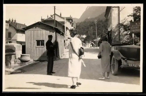 Foto-AK Saint-Gingolph, Zwei Frauen mit einem Auto an der Grenze