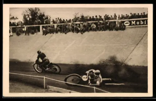 AK Motorradrennen in Pardubice 1937 - Gestürzter Motorradfahrer auf der Rennbahn