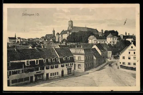 AK Dillingen /Donau, Strassenpartie mit Blick zum Schloss