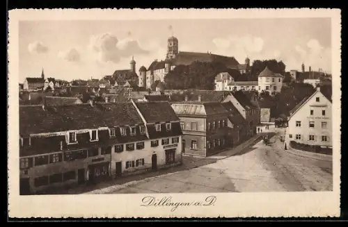 AK Dillingen a. D., Strassenpartie mit Blick zum Schloss