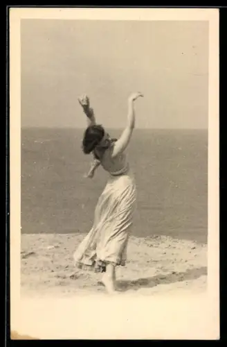 Foto-AK Tänzerin am Meer