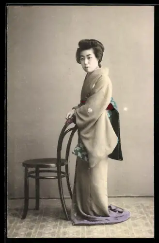 AK Geisha mit einem Stuhl